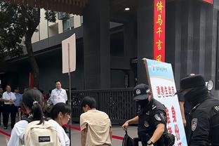 弗格森与费迪南德重返卡灵顿训练基地参观，与老员工拥抱